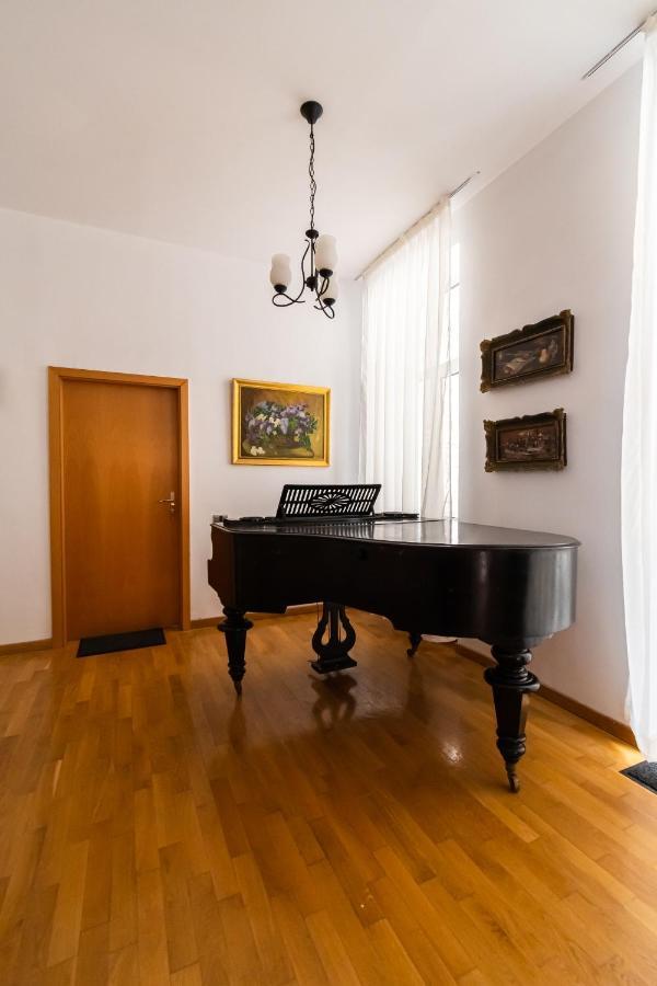 Residence 48 Beautiful Building Within Moments From The Old Town Of Braşov Extérieur photo
